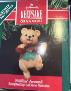 Hallmark Keepsake Artists' Favorites Handcrafted Ornament Fiddlin' Around Bear - Afbeelding 1 van 2