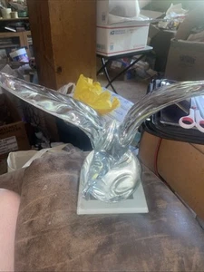 Estatuilla Konstglas Fumato Glass Bird firmada FM Ronneby Suecia sentada en una pelota - Imagen 1 de 11