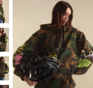 Sudadera con capucha Cynthia Rowley a la vista lisa, verde camuflaje floral, pequeña - Imagen 1 de 7