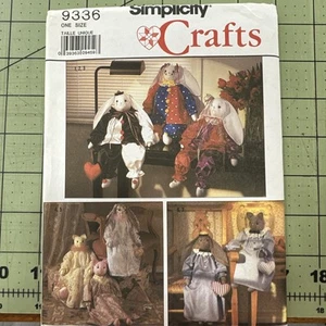 Simplicity Crafts modello da cucire 9336 24" coniglietto e gatto e vestiti NON TAGLIATI - Foto 1 di 7