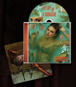 TAYLOR SWIFT SIGNED THE LIFE OF A SHOWGIRL CD HANDSIGNIERTES FOTO #2 | VORVERKAUF - Bild 1 von 1