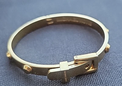 Brazalete fino Michael Kors hebilla tono oro rosa  Foto 1 de 4