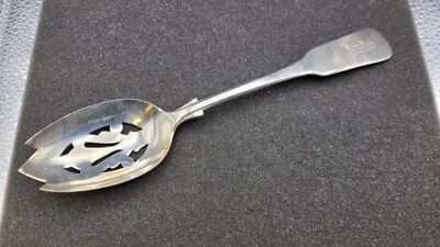 Cuchara perforada International de plata de ley .925 con patrón de 1810 Foto 1 de 4