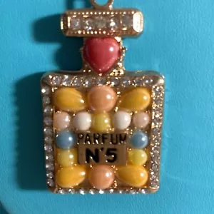 New Betsy Johnson Parfumerie No 5 3D Clear Crystals W/ Multicolor Stones Pendant - Picture 1 of 11