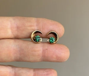 1964 VINTAGE CRESCENT MOON 9ct YELLOW GOLD STUD EARRINGS emerald green 1960s - Picture 1 of 7