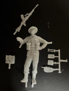 1/35 Resin British Soldier Shouldering His Bren Gun - Bild 1 von 1