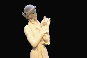 Giuseppe Armani "Lady with Yorkie" 1987 - Bild 1 von 12