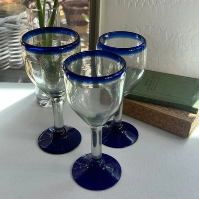 Juego de 3 copas de vino mexicanas sopladas a mano con borde azul cobalto Foto 1 de 4