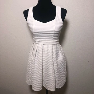 Vestido Poetry Blanco Sin Mangas Corazón Abierto Espalda Hasta la Rodilla Informal Top Talla Pequeña Foto 1 de 4