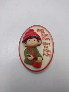Broche de colección 1975 Hallmark Little Drummer Boy Navidad plástico 3D raro  - Imagen 1 de 3