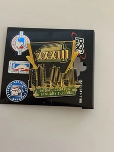 Super Bowl XXXIII Pin Back Pro Players Stadium 1999 Miami Florida on Card - Bild 1 von 2