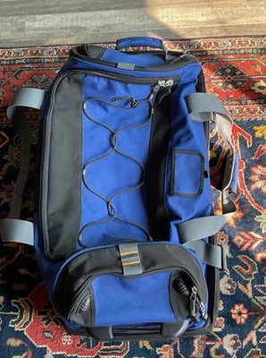 Ruedas de equipaje de lona Ricardo Beverly Hills detalles azules, negros y amarillos Foto 1 de 4