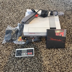Vintage 1985 Nintendo NES  Home Console W/Gauntlet Complete Tested and Working!!