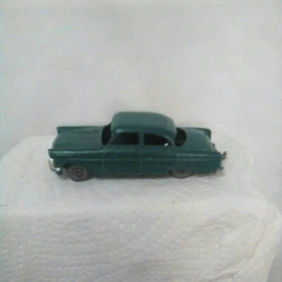 VINTAGE MATCHBOX LESNEY NO 33 FORD ZODIAC GREEN VGC FOR AGE - Image 1 of 4