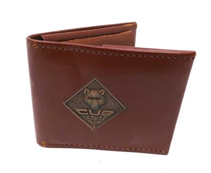 PORTAFOGLIO CUB SCOUTS BSA EMBLEMA SUPERIORE GRANA PELLE BOY SCOUTS VINTAGE INUTILIZZATO - Foto 1 di 5
