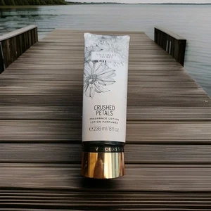 Victoria's Secret Crushed Petals Duft Bodylotion 8 Oz. - - Bild 1 von 2