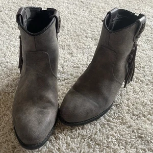 Farylrobyn Women’s Faux Suede Gray Ankle Boots With Fringe Size 7.5 - Picture 1 of 8