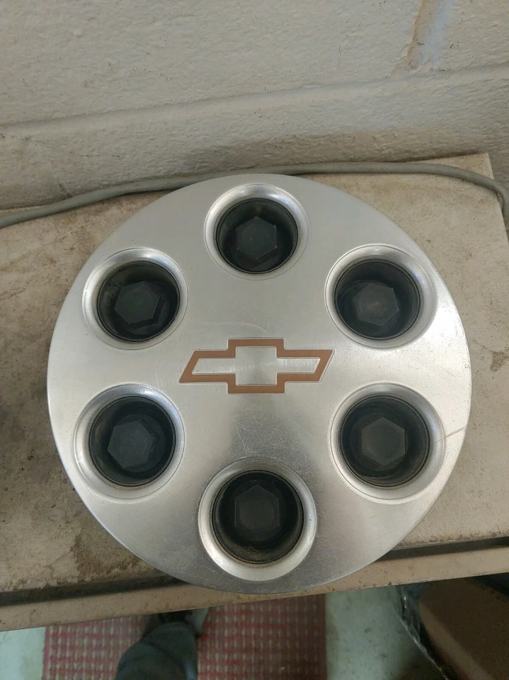 Оригинальный центральный колпак колеса Chevrolet Tahoe Silverado 1500 Suburban  - Изображение 1 из 1