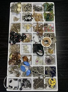 Vintage Wholesale Necklace Lot Of 35 All Wearable Sellable Assorted Styles LB572 - Picture 1 of 9