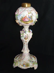 19C Carl Thieme Dresden umwerbende Paare Szene Stubenlampe mit aufgesetzten Blumen - Bild 1 von 11