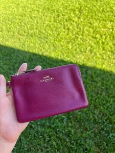 Polso nuovo con etichette Coach in pelle ciottolata cerniera splendido F54626 Fuschia - Foto 1 di 5