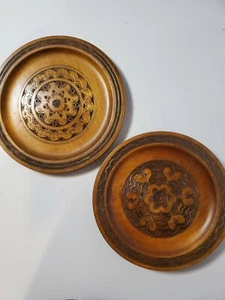 Lote de 2 placas de esmalte decorativo de madera tallada de 9,5"" y 10,5"" de diámetro - Imagen 1 de 4