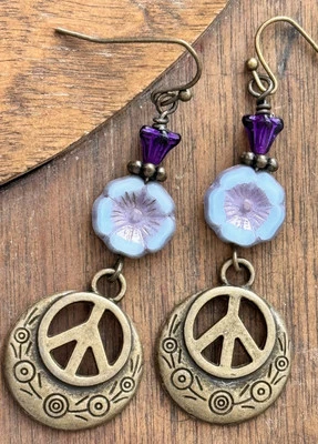 Signo de la Paz de Bronce con Pendientes Colgantes Flor Azul Sedoso y PU. Años 70. Retro Foto 1 de 3