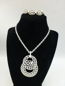 Juego de collar y pulsera colgante vintage Crown Trifari de metal blanco (círculo DBL) - Imagen 1 de 10