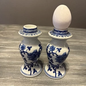 Paar Vintage Kobaltblau und Weiß Blumen Chinoiserie Porzellan Eierständer - Bild 1 von 10