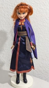 Muñeca Barbie Anna Frozen Disney con capa y botas de vestir - Imagen 1 de 6