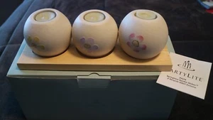 PartyLite P9278 Springtime Gartenkugeln Floral Keramik Kerzenhalter/Holzsockel - Bild 1 von 2