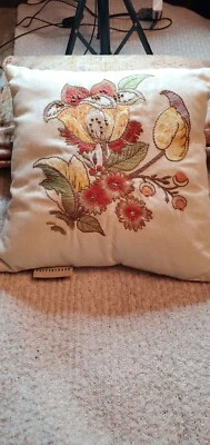 Almohada Pottery Barn Crema Bordada Amarillo, Rojo, Verde Flores 12x12  Foto 1 de 4