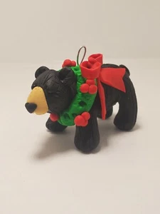 SCHWARZBÄR Weihnachtsschmuck verziert mit Feiertagskranz Polymer Ton HANDGEMACHT - Bild 1 von 9