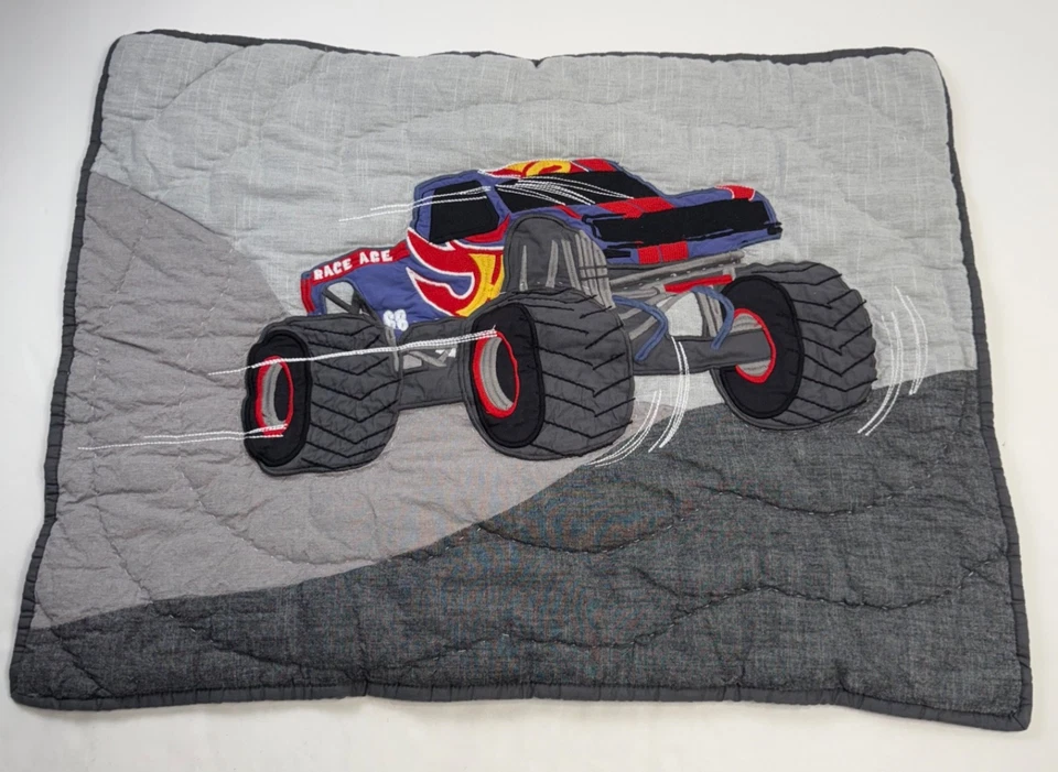 Almohada acolchada estándar Pottery Barn Kids Hot Wheels Monster Trucks Foto 1 de 4