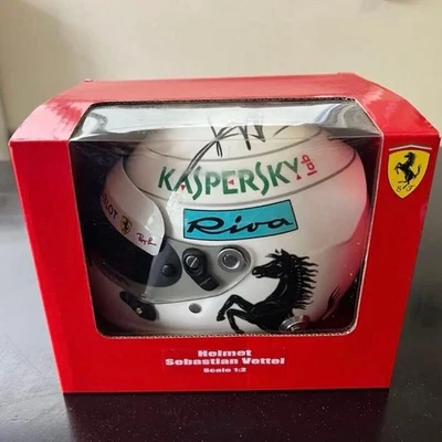 F1 Ferrari Sebastian Vettel signierter 1/2 Helm - Bild 1 von 4