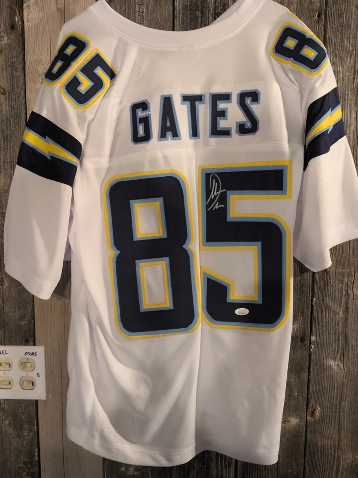 Camiseta deportiva autografiada de Antonio Gates de la corte de la NFL de los San Diego Chargers certificado de autenticidad firmada por la JSA en Los Ángeles Foto 1 de 4