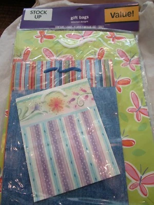 Hallmark Set of 5 Assorted Gift Bags 2 Large 2 Medium and 1 Small Brand New - Image 1 of 4