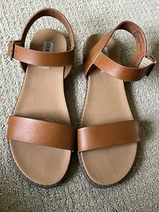 STEVE MADDEN Tesa BROWN Faux Leather STUDDED Buckle SLINGBACK Flats Sandals 8 - Picture 1 of 3