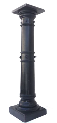 Pedestal de arte de madera ebonizada victoriana tachonada de principios del siglo XIX Foto 1 de 4