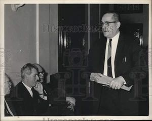 1964 Pressefoto State Police Labor Official Edward Gleason trägt Umschlag - Bild 1 von 2
