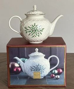 Vintage Lenox Holiday teiera intagliata bacche di agrifoglio bordo oro NUOVA IN SCATOLA - Foto 1 di 16