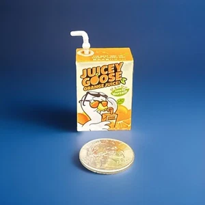 Nuovo ZURU Mini Brands Kawaii Juicey Goose Orange Juice Box Miniatura Carino!! - Foto 1 di 4