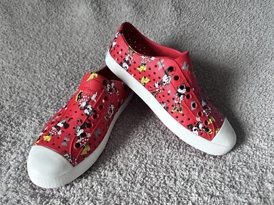 Zapatos sin cordones rojos unisex nativos de Minnie Mouse de los parques de Disney     Foto 1 de 4