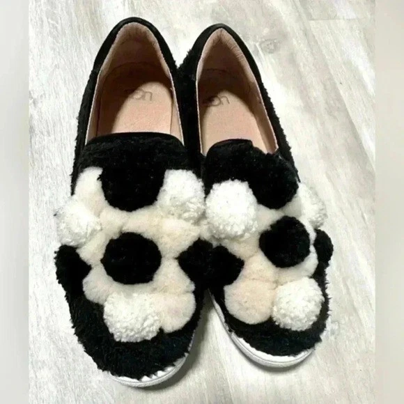 Zapatos Mocasines UGG Negro Blanco Pom Sin Cordones Mujer EE. UU. 7 UE 38 Foto 1 de 4