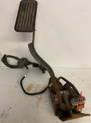 2003 - 2007 Chevrolet Chevy Pickup acelerador a gasolina pedal - Imagem 1 de 4