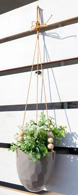 Maceta colgante contemporánea acanalada de cerámica gris ovalada con cuerdas de cuentas Foto 1 de 4