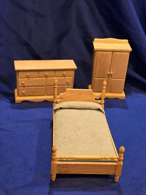 老式娃娃屋家具3件套浅木卧室床和梳妆台-很好 — 第 1/4 张图片