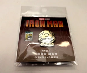 Esclusiva Marvel 100% Soft SDCC 2024, Spilla Emoji Iron Man Mark 1 Smalto - Foto 1 di 2