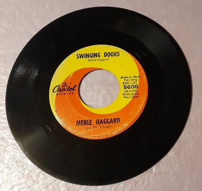 Merle Haggard Swinging Doors/The Girl Turned Ripe Capitol 7" Vinyl Record 45rpm Foto 1 de 2