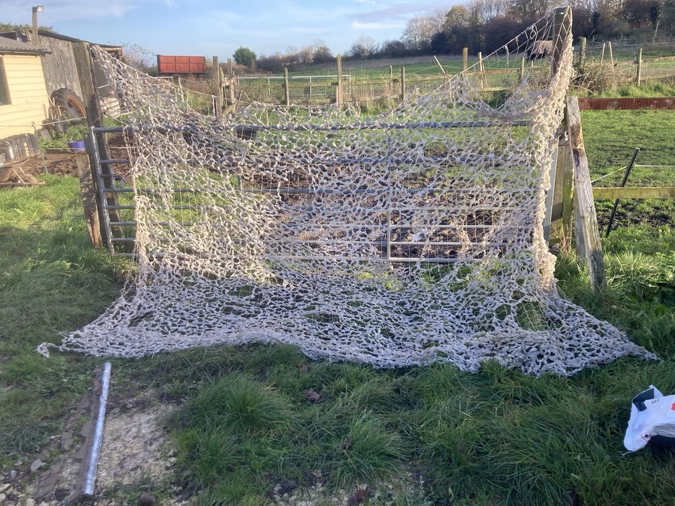British Army White Camouflage Net Aprox 10ftx10 Ft - Image 1 of 1